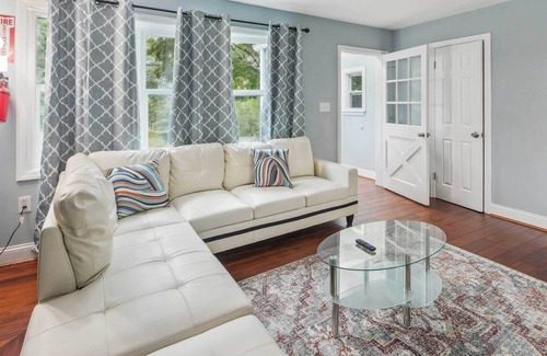 Mount Rainier House | Pet-Friendly Mount Rainier Home w/ Gas Grill!