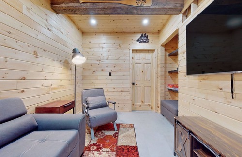Penetanguishene House | Pet-Friendly Nostigic Cabin with access to private lakefront