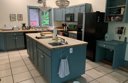 Purgatory House | Pet-Friendly, Peaceful 3-Bedroom Vacation Home on Cobboseecontee Lake