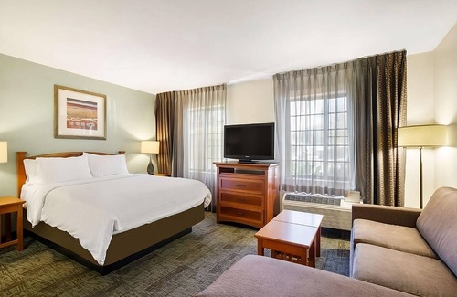Carmel Mountain Ranch Hotel | Pet-Friendly Property w/Outdoor Pool, Parking, Near Carmel Mountain Plaza