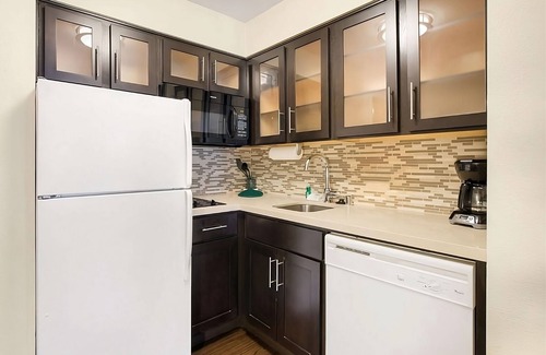 Carmel Mountain Ranch Hotel | Pet-Friendly Property w/Outdoor Pool, Parking, Near Carmel Mountain Plaza