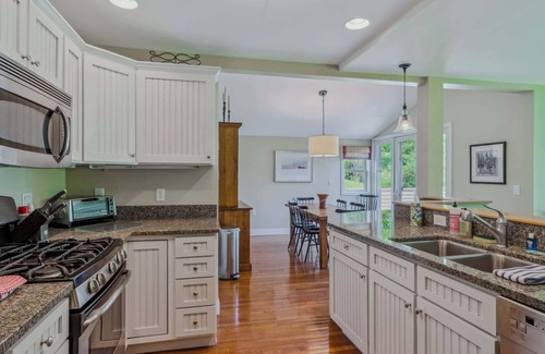 West Hartford Condo | Pet-Friendly Relaxing Retreat - Newton Village 11B