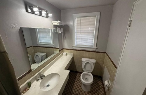 Danville Hotel | Pet-Friendly Room Near Dan Daniel Park and Historic Art Museum in Town