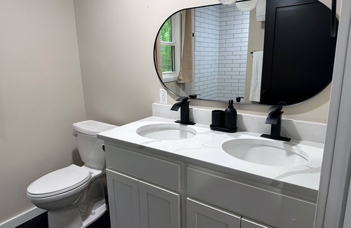 Creola Cabin | Pet friendly shipping container home. Located close to the parks and winery.