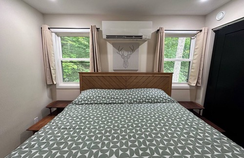 Creola Cabin | Pet friendly shipping container home. Located close to the parks and winery.