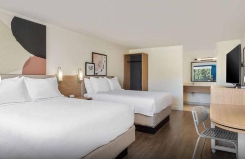 Hilton Head Island Hotel | Pet Friendly Queen Stay! 2 Units with Parking and Pool Access Near Beach Park!