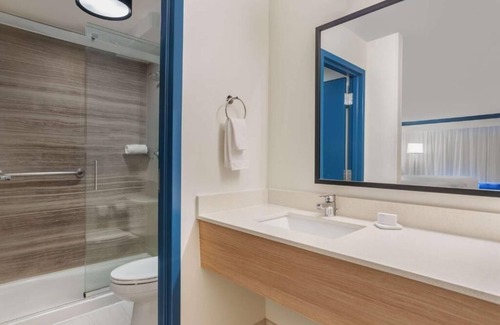Hilton Head Island Hotel | Pet Friendly Queen Stay! 2 Units with Parking and Pool Access Near Beach Park!
