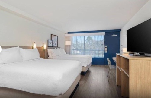 Hilton Head Island Hotel | Pet Friendly Queen Stay! 2 Units with Parking and Pool Access Near Beach Park!