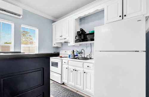 El Centro Beach Condo | ☀️Pet Friendly-Walk to Beach-Pool-Seaglass Shack☀️