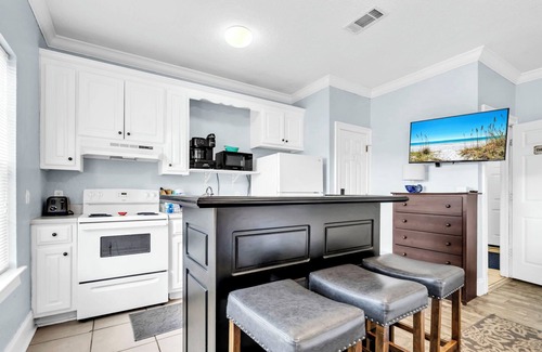 El Centro Beach Condo | ☀️Pet Friendly-Walk to Beach-Pool-Seaglass Shack☀️