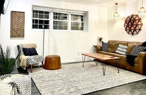 Karns House | Pet-Friendly w/Fenced Yard, Fast Wi-fi, King Bed