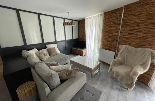 Voiron Apartment | Petit bois moderne