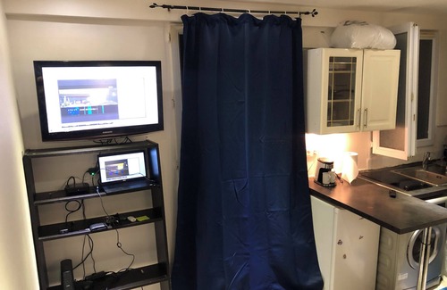 Hopital Saint-Louis Apartment | Petit Studio Charmant Dans un Quartier Très Populaire Historique