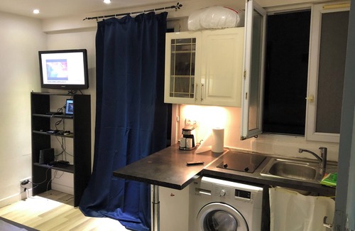 Hopital Saint-Louis Apartment | Petit Studio Charmant Dans un Quartier Très Populaire Historique