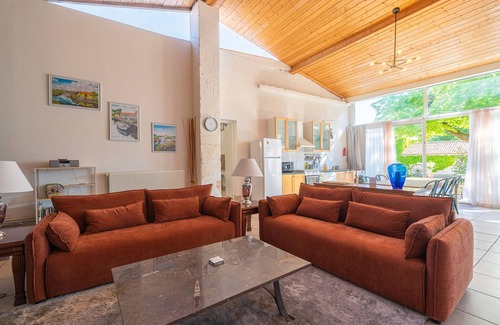 Saint-Romain-de-Benet House | Petite house "Gîte Le Sun House" with shared pool, private terrace and Wi-Fi