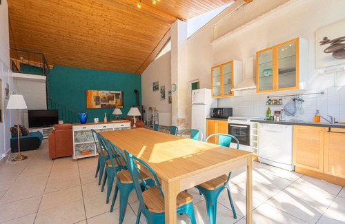 Saint-Romain-de-Benet House | Petite house "Gîte Le Sun House" with shared pool, private terrace and Wi-Fi