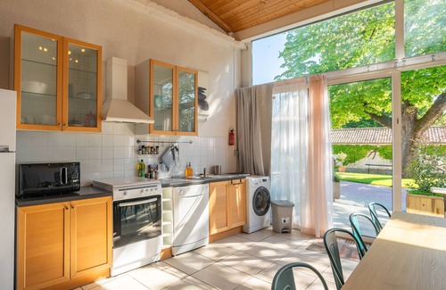 Saint-Romain-de-Benet House | Petite house "Gîte Le Sun House" with shared pool, private terrace and Wi-Fi