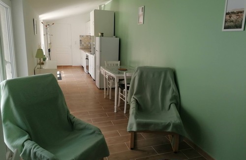 Saint-Cybardeaux House | Petite Maison Aménagée Dans une Ancienne Ferme
