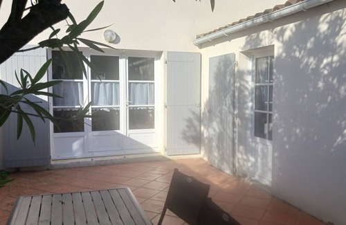 La Flotte Villa | Petite Villa Avec Jardinet Dans Pinède et Quartier Paisible