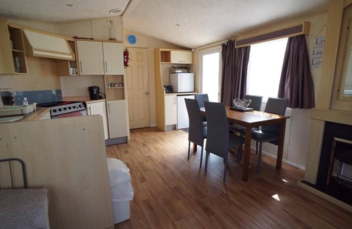 Heacham Ski Chalet | pets stay free 3 bedroom caravan at heacham beach