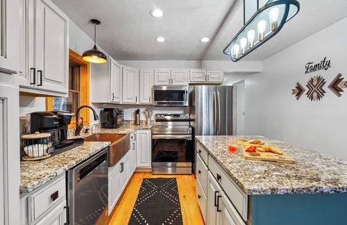 Laurelville House | PetsOK-SunsetViews-EpicGameroom-Hottub~Daybed