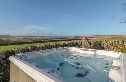 Hallington Cottage | PETTY KNOWES COTTAGE, pet friendly, with hot tub in Otterburn