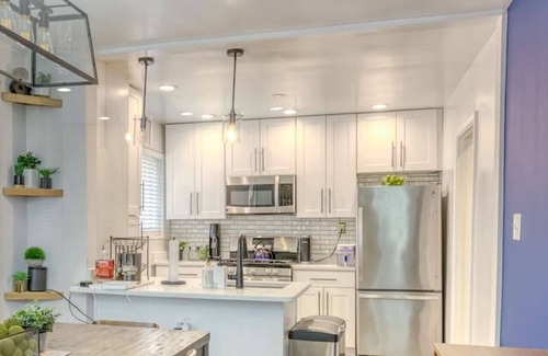 Capitol View House | Pewter Palace - Modern Bungalow with Free Parking