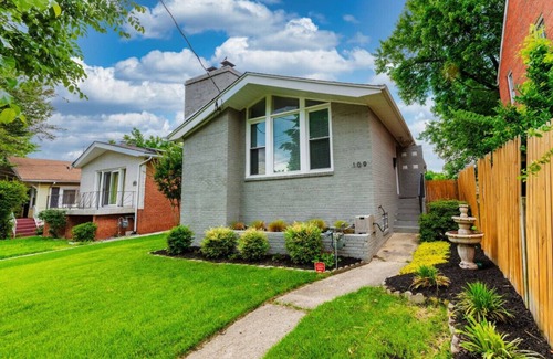 Capitol View House | Pewter Palace - Modern Bungalow with Free Parking