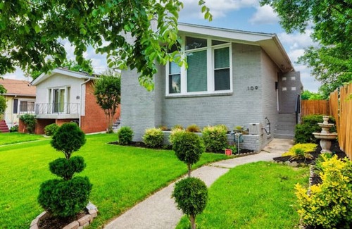 Capitol View House | Pewter Palace - Modern Bungalow with Free Parking