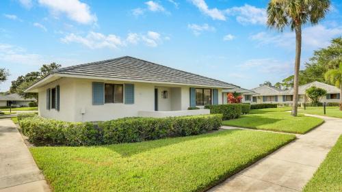 Palm Beach Gardens Apartment | PGA National Getaway Cozy Club Cottage