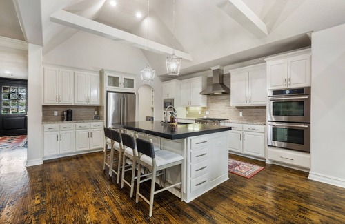 Tulsa House | PGA Tournament-5 miles to Southern Hills CC-Golf Getaway-Backyard Putting Green