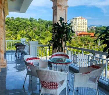 Ha Long Apartment | Phượng Hoàng Villa 13 phòng ngủ - ven biển, bể bơi, bi-a, BBQ, sân Pickleball, xe địa hình, chèo sup biển