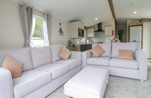 Swannington Cottage | PHEASANT LODGE, family friendly, with hot tub in Coalville