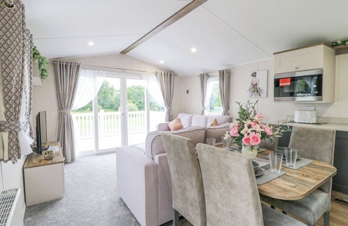 Swannington Cottage | PHEASANT LODGE, family friendly, with hot tub in Coalville