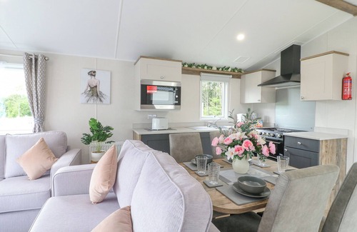 Swannington Cottage | PHEASANT LODGE, family friendly, with hot tub in Coalville