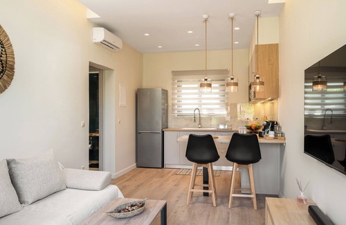 Ipsos Apartment | Phos Elegant Residences by Konnect, 400m to the beach - One Bedroom Apartment