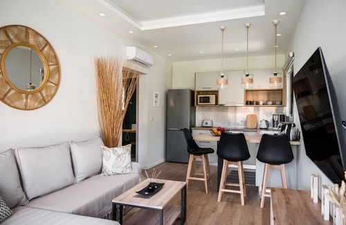 Ipsos Apartment | Phos Elegant Residences by Konnect, 400m to the beach - One Bedroom Apartment