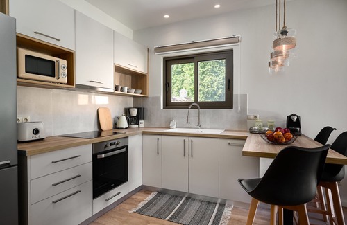 Ipsos Apartment | Phos Elegant Residences by Konnect, 400m to the beach - One Bedroom Apartment