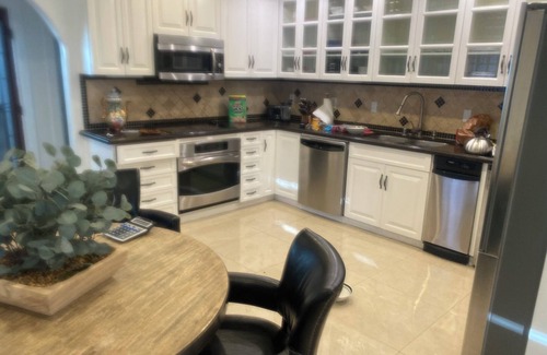 Los Angeles House | Phtamanoric house. Sleeps 15 with lap pool/jacuzzi and jungle room