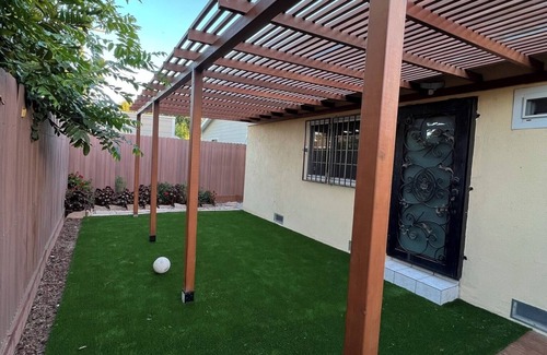 Los Angeles House | Phtamanoric house. Sleeps 15 with lap pool/jacuzzi and jungle room