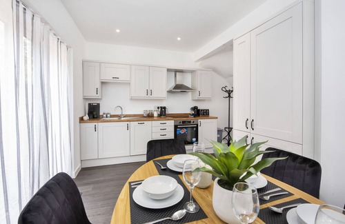 York Cottage | Piccadilly Place - 3 Bedroom House - sleeps 6 guests in 3 bedrooms