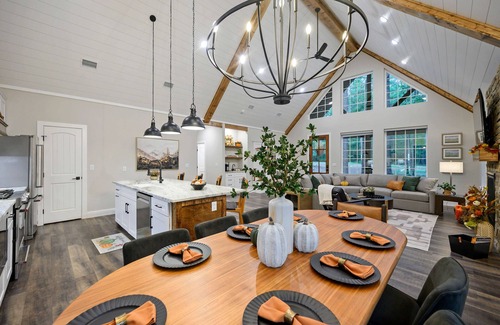 Broken Bow House | Pickleball, Pool, Splash Fountain, Clubhouse, Walking Trails, Basketball