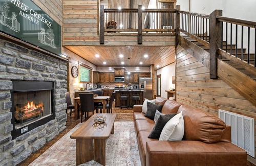 Broken Bow House | Pickleball, Pool, Splash Fountain, Clubhouse, Walking Trails, Basketball