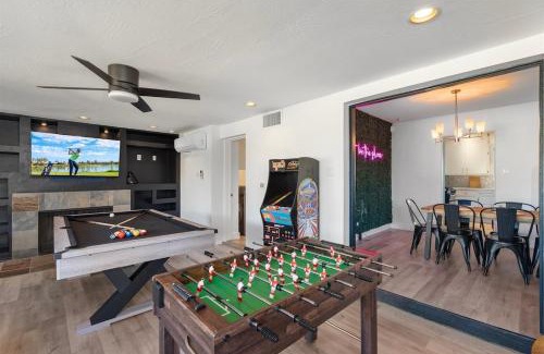 Bel Air House | Pickleball, Sparkling Pool, Mini Putt and Sleeps14