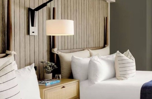 Goat Island Hotel | Picturesque Harbor Hotel with Outdoor Pool | Relaxing Waterview Room