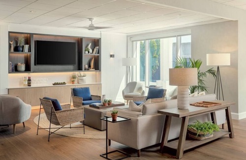 Goat Island Hotel | Picturesque Harbor Hotel with Outdoor Pool | Relaxing Waterview Room