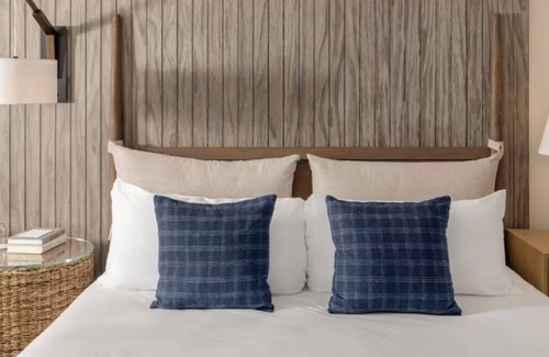 Goat Island Hotel | Picturesque Harbor Hotel with Outdoor Pool | Relaxing Waterview Room