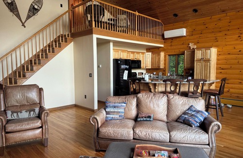 Enfield House | Picturesque lakeside log home with 3bed/3bath on Crystal Lake.
