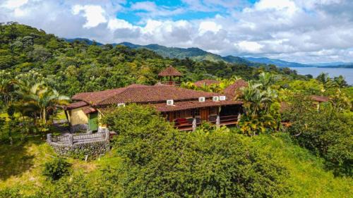 El Fosforo House | Pie In The Sky 3, Stunning Lake Volcano Views!