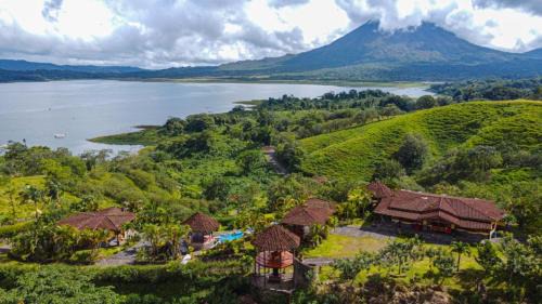 El Fosforo House | Pie In The Sky 3, Stunning Lake Volcano Views!